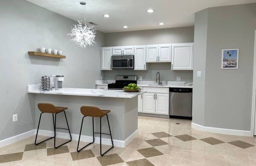 Chantilly Maison | Mid-Century Luxury Retreat, 2 BEDR, Kitchen, Sauna, Walk to Shops + Restaurants
