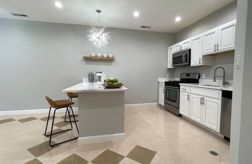 Chantilly Maison | Mid-Century Luxury Retreat, 2 BEDR, Kitchen, Sauna, Walk to Shops + Restaurants