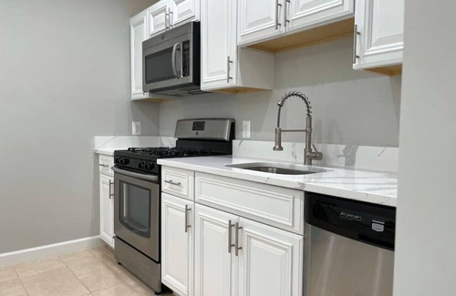 Chantilly Maison | Mid-Century Luxury Retreat, 2 BEDR, Kitchen, Sauna, Walk to Shops + Restaurants