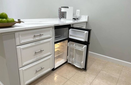 Chantilly Maison | Mid-Century Luxury Retreat, 2 BEDR, Kitchen, Sauna, Walk to Shops + Restaurants