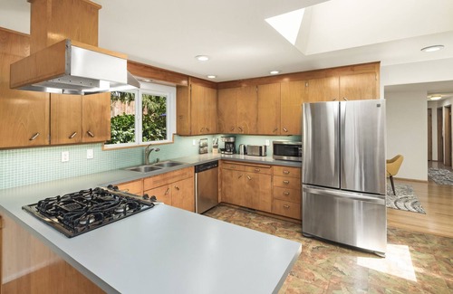 Lake Forest Park Maison | Mid century modern retreat w/ expansive garden and central A/C