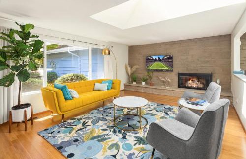 Lake Forest Park Maison | Mid century modern air conditioned retreat with expansive garden