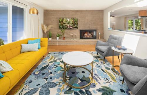 Lake Forest Park Maison | Mid century modern air conditioned retreat with expansive garden