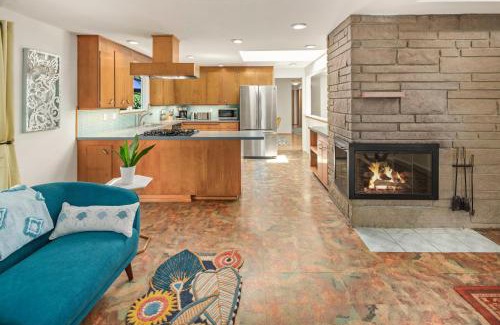 Lake Forest Park Maison | Mid century modern air conditioned retreat with expansive garden