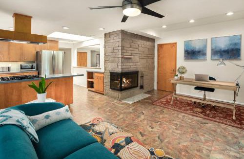 Lake Forest Park Maison | Mid century modern air conditioned retreat with expansive garden