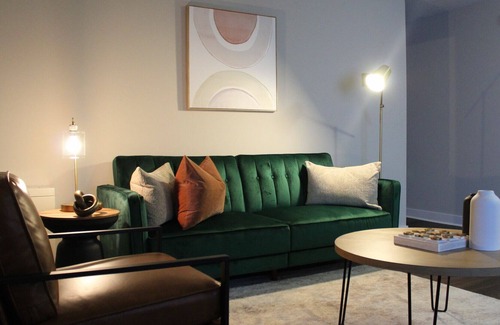 Downtown Appartement | Mid-Century Modern GEM! Great for long term stays!