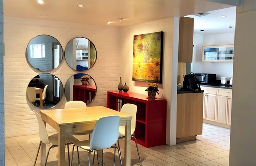 Sam Hughes Maison | Maison moderne du milieu du siècle au cœur du quartier de Sam Hughes