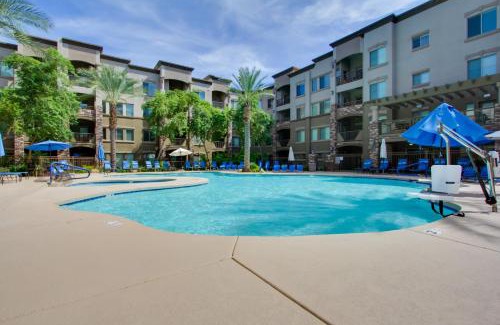 Desert Ridge Appartement | Mid-Century Modern Phoenix Condo, Walk to High St!