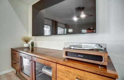 San Tan Valley Maison | Mid Century Themed Home on the Golf Course