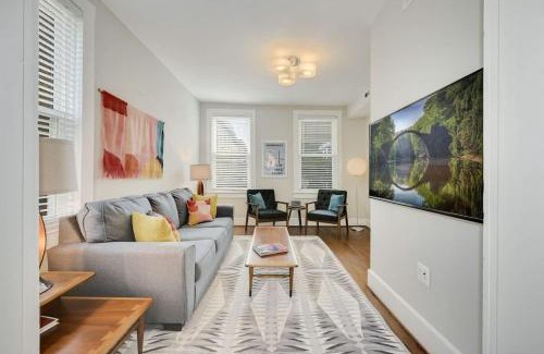 Park View Maison | Mid-Century Townhome Steps from Restaurants #DCottage