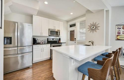 Park View Maison | Mid-Century Townhome Steps from Restaurants #DCottage