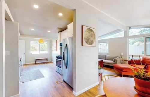 Spring Valley Maison | Mid-Century Treehouse with Yard and Views! AMAZING Location! Pet-friendly!
