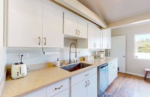Spring Valley Maison | Mid-Century Treehouse with Yard and Views! AMAZING Location! Pet-friendly!
