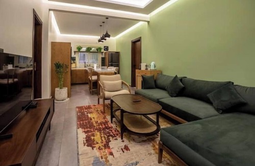 Al Duqqi Appartement | Mid-Century Vibes. Modern Convenience. Casa Mayouie.