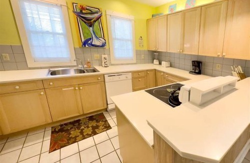 White Street Gallery District Maison | Mid Town Affordable 3bd/2.5ba 3 story Townhome