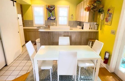 White Street Gallery District Maison | Mid Town Affordable 3bd/2.5ba 3 story Townhome