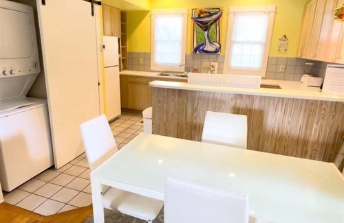 White Street Gallery District Maison | Mid Town Affordable 3bd/2.5ba 3 story Townhome