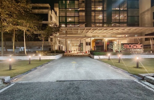 Central District Appartement | Mid Valley Southkey Spacious Family-sized Condo with Bathtub & Straits View