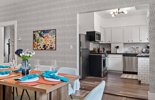 East Liberty Maison | Midcentury 5BD - BBQ & Yard - Close to DT & Pitt