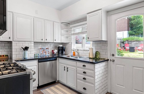 East Liberty Maison | Midcentury 5BD - BBQ & Yard - Close to DT & Pitt