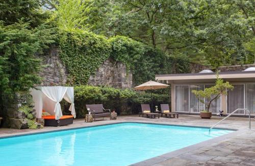 North Stamford Maison | Midcentury Modern ZenHouse Sculptor Studio