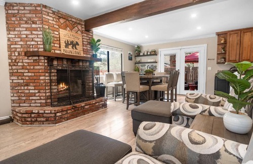 Woodlands Chalet De Ski | Middle Bear Chalet -Perfect getaway for a weekend in the mountains!