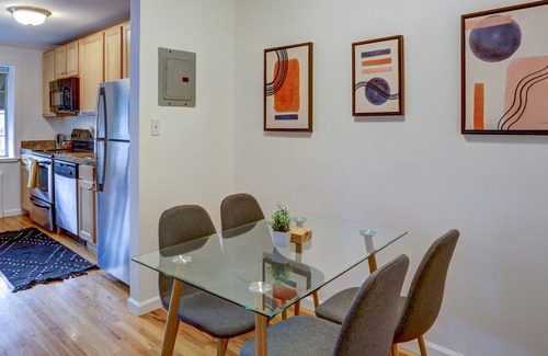 South Park Hill Copropriété | MidMod 2bdrm with rooftop, walk to Rose Medical
