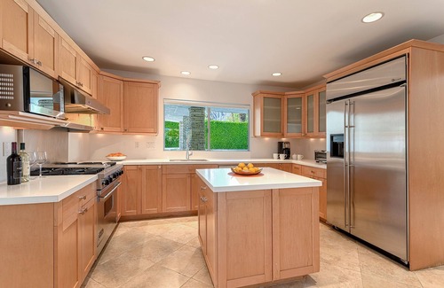 El Mirador Maison | Mid-Century Marvel - 1/3 acre! 4 chambres! Bassin! Spa! 2 cheminées! Mtn. Vues!
