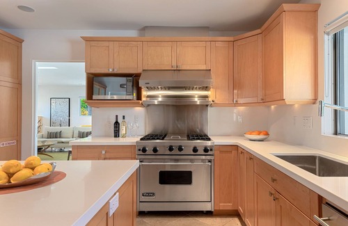El Mirador Maison | Mid-Century Marvel - 1/3 acre! 4 chambres! Bassin! Spa! 2 cheminées! Mtn. Vues!