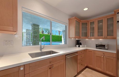 El Mirador Maison | Mid-Century Marvel - 1/3 acre! 4 chambres! Bassin! Spa! 2 cheminées! Mtn. Vues!