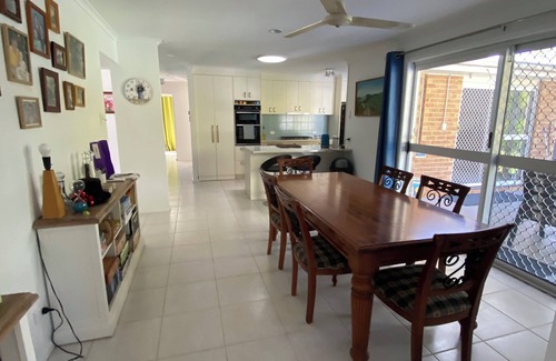Urangan Maison | Midnight Splash In Urangan - Pet friendly