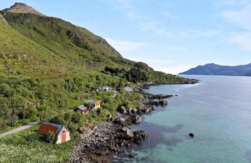 Vestvagøy Maison | Midnight-sun and Northern-lights house by ocean