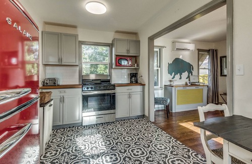 Central Oklahoma City Maison | Midtown cottage near OCU/minutes to Bricktown