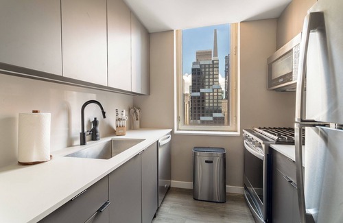 Midtown West Appartement | Midtown Manhattan apartment with 2BR 2BTH steps to Times Square