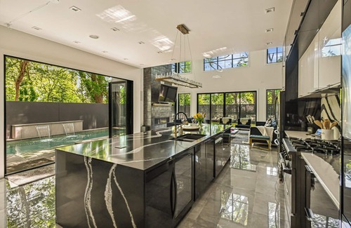 Westside Maison | Midtown Modern Showpiece - Pool - Pets - Rooftop