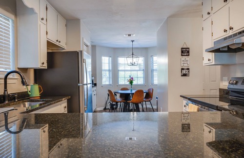 Old Town Maison | Midtown Urban Retreat- Family Friendly 3BR Retreat