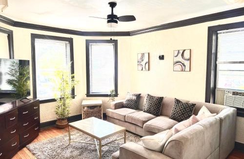 Gage Park Appartement | Midway Hideaway -Cozy 1BR- parking