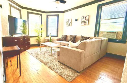 Gage Park Appartement | Midway Hideaway -Cozy 1BR- parking