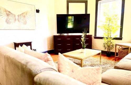 Gage Park Appartement | Midway Hideaway -Cozy 1BR- parking