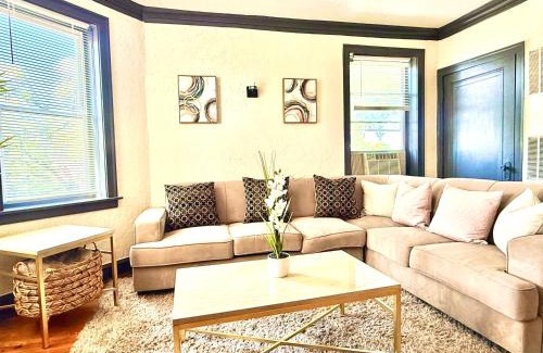 Gage Park Appartement | Midway Hideaway -Cozy 1BR- parking