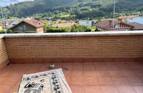 Muskiz Maison | Mikasita: spacious house with mountain views