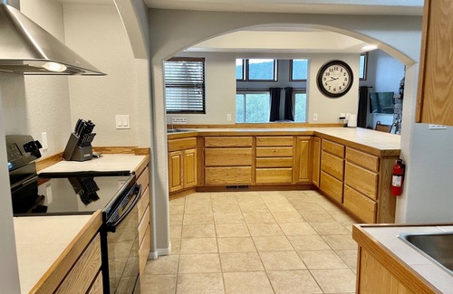 Whispering Pines Cabine | Miles of National Forest in Backyard - Cozy Cabin in Seclusion