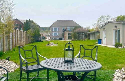 Grimsby Maison | Million Dollar Private Lakefront House - Lake Patio - B&B - 250/248
