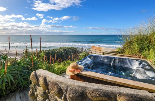 Pukehina Maison | Million Dollar View, Private Beach Access and a Spa Pool