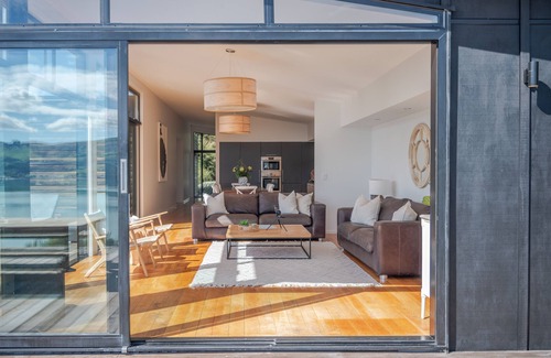 Akaroa Maison | Million Dollar View - Takamatua Holiday Home