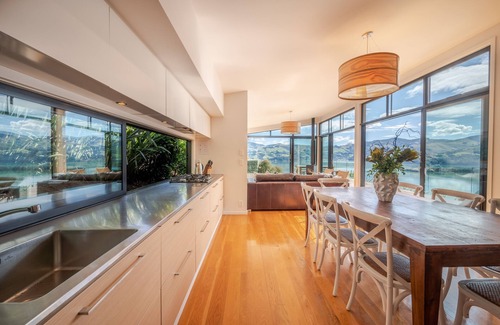 Akaroa Maison | Million Dollar View - Takamatua Holiday Home