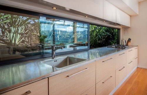Akaroa Maison | Million Dollar View - Takamatua Holiday Home