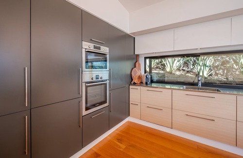 Akaroa Maison | Million Dollar View - Takamatua Holiday Home