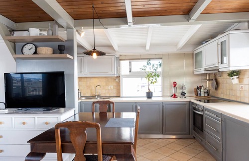 Voula Appartement | Sunny Loft with a Panoramic View