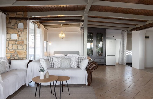 Voula Appartement | Sunny Loft with a Panoramic View